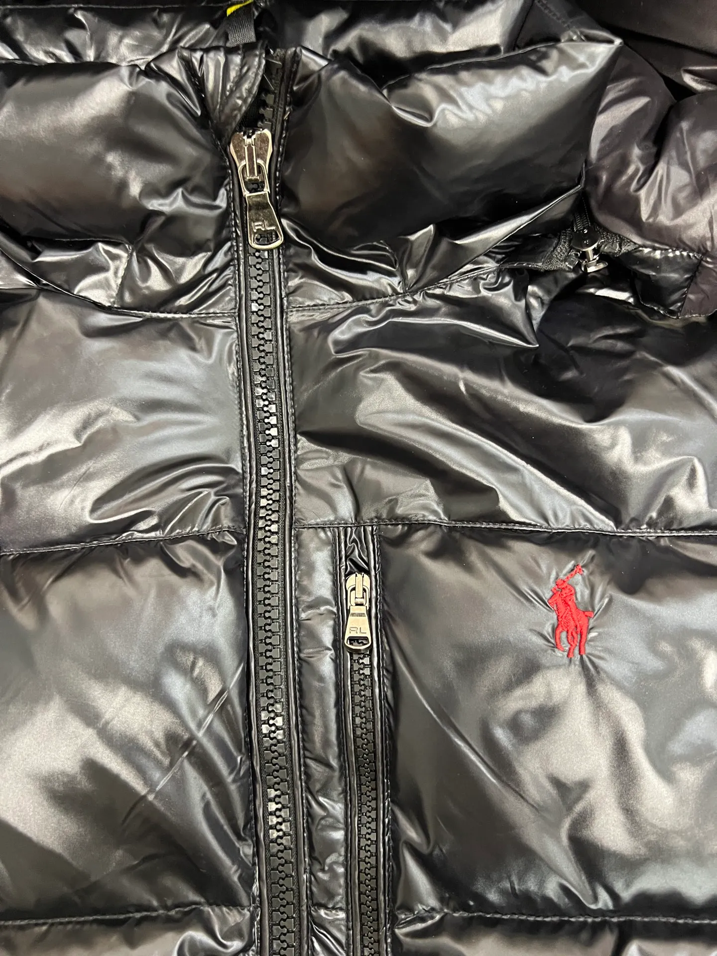 P860 Polo Ralph Lauren 2025 pony embroidered glossy half-turtle collar down jacket. Neat tailoring creates a smart posture, returning to the bustling city. Filled with white duck down. It is warm and comfortable without being bulky. It does not lose its personality and looks low-key. Original customized fabric with a certain sense of color. Color: glossy black, matte black, dark blue. Size: S M L XL XXL